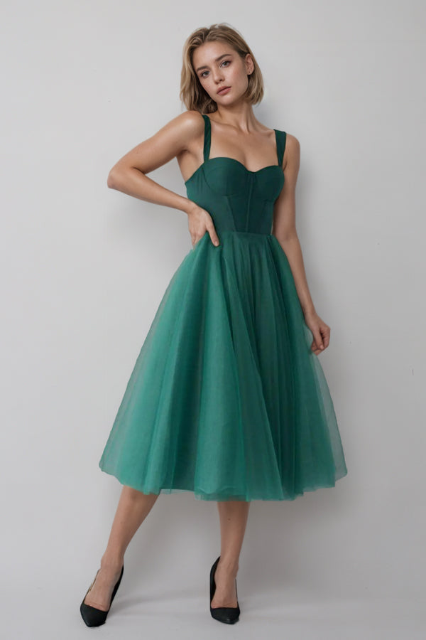 Robe de soirée courte bleue en tulle coupe trapèze avec corset