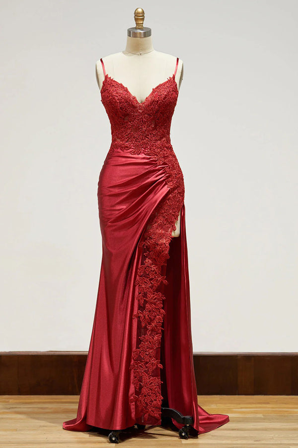 Langes schwarzes Ballkleid mit Spaghettiträgern, Applikationen und seitlichem Schlitz, PSK440