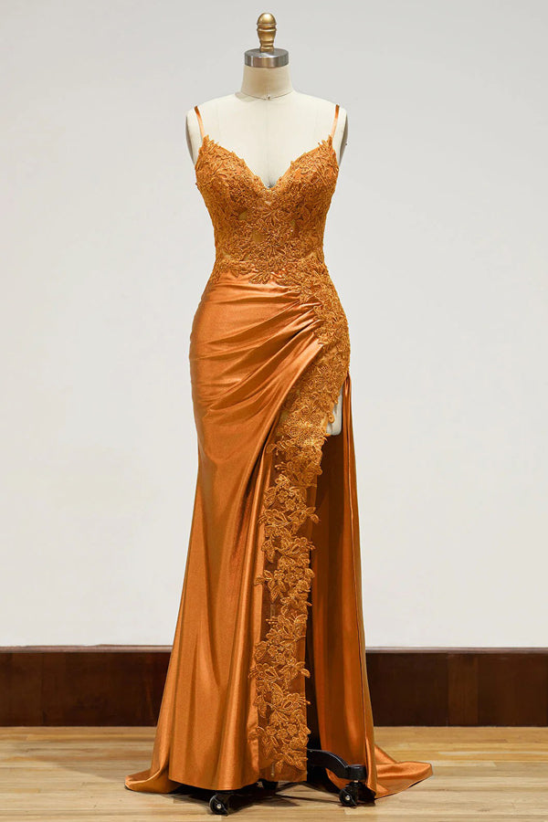 Langes schwarzes Ballkleid mit Spaghettiträgern, Applikationen und seitlichem Schlitz, PSK440