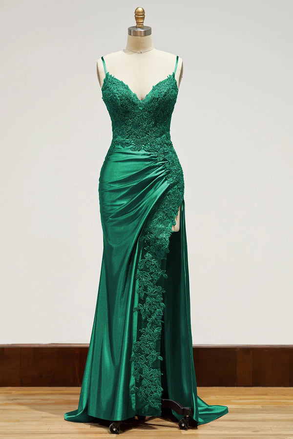 Langes schwarzes Ballkleid mit Spaghettiträgern, Applikationen und seitlichem Schlitz, PSK440