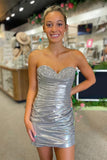 Glitzerndes, perlenbesetztes, trägerloses, enges Satin-Heimkehrkleid in Silber PD536