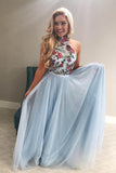 Hochgeschlossenes, himmelblaues, langes Abendkleid aus Tüll mit Stickerei PG860