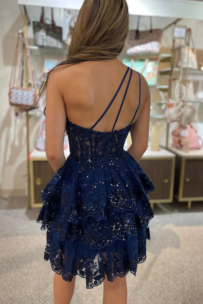 Robe de soirée courte noire en dentelle à une épaule et à volants