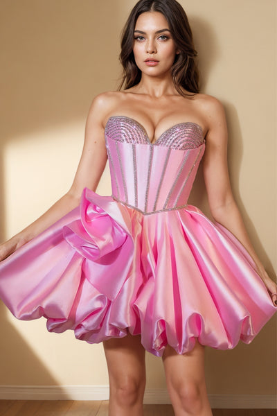 Robe de soirée moulante en satin rose avec décolleté en cœur et