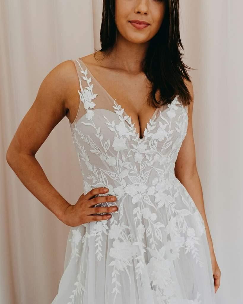 A-line V Neck Tulle Lace Appliques Romantic Wedding Dress Bridal Gown WD480 - Pgmdress