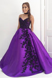 Schatz-Ballkleid Lila Langes Ballkleid mit schwarzen Applikationen PG544